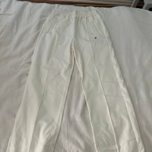 Vita mjukisbyxor från Zink - Säljer ett par superbekväma vita byxor från Zink, knappt använda.