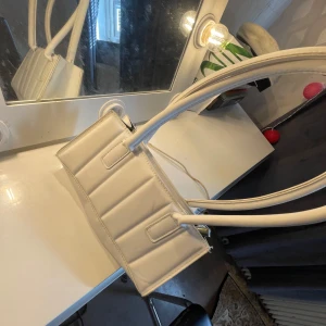 Väska  - Helt okej smutsig på insidan men säljer billigt 