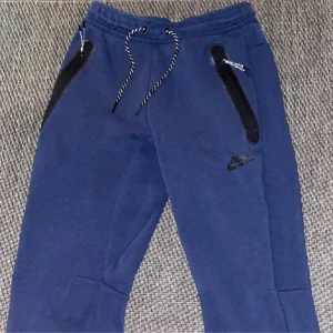 Nike tech byxor - Nike tech fleece byxor mörkblåa kanske ser jusa ut för tar bilderna med blixt men är mörk blåa köpta i vintras inte använt så jätte mycket köpta för 1200 bara höra av sig vid fler funderingar.