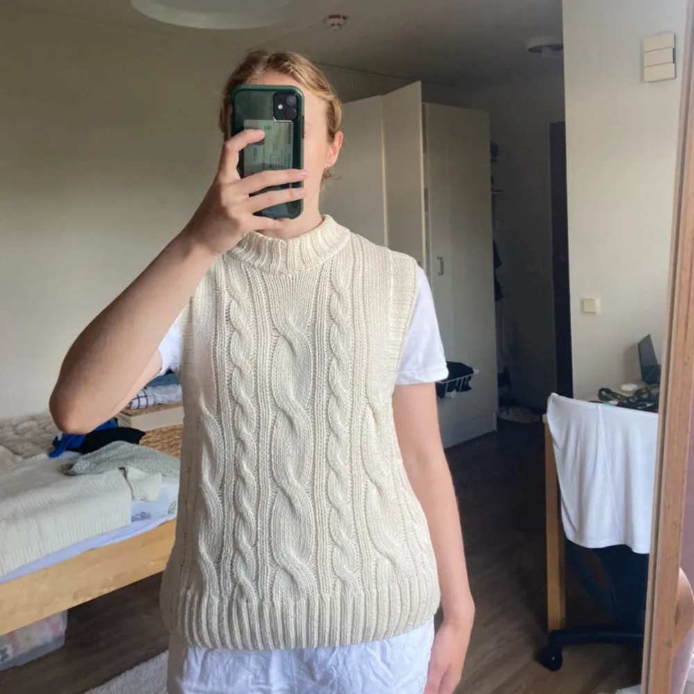 Stickad väst i storlek XS - men jag skulle snarare säga S. Den har defekter så som lösa trådar, missfärgning i nacken, och 3st väldigt små fläckar längst ner på framsidan (sista bilden till höger).. Neuleet.