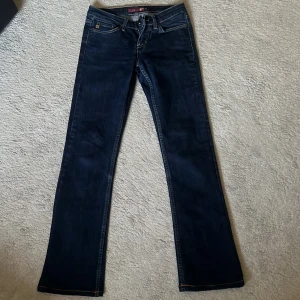 Bootcut jeans från blend aldrig använde sjukt fina lågmidjade - Storlek 34  Från blend  Bootcut lågmidjade 