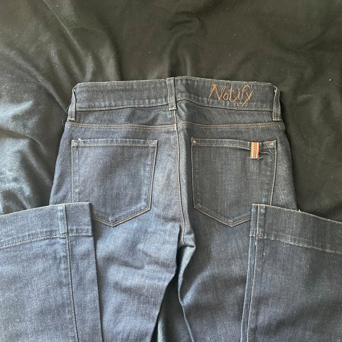 lågmidjade bootcut jeans 