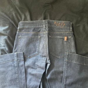lågmidjade bootcut jeans  - mörkblå bootcut jeans i stl 27x34. passar xs/s, långa. 