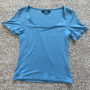 Blå T-shirt  - Blå T-shirt från bikbok, knappt använd o i fint skick
