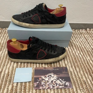 Svarta Philippe modelskor  - Säljer dessa snygga Philippe model skor i väldigt bra skick. Tveka inte att höra av dig för fler bilder eller frågor!