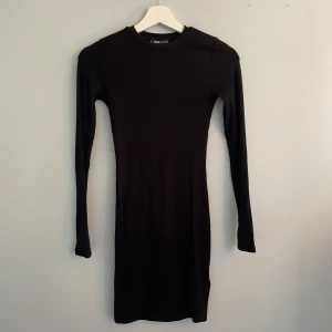 Ribbstickad svart klänning - Knälång, tajt och stretchig klänning i svart ribbstickat tyg. Klänningen är i bra skick!💞