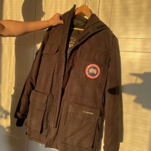 Canada Goose dunjacka - Canada Goose dunjacka. Modell 4565MR Står storlek 2XS men sitter väldigt stort. Sitter mer som en medium. Passar ex mig på 183. Nyligen Kemtvättad. Muffarna är utbytta. Lite slitage vid ena. Hör av er om fler bilder efterfrågas. Befinner sig i Malmö. 