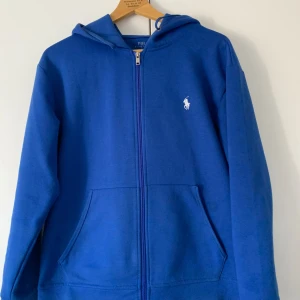 Ralph Lauren Hoodie - Super skön Ralph lauren zip hoodie som jag inte använder längre och säljer. 