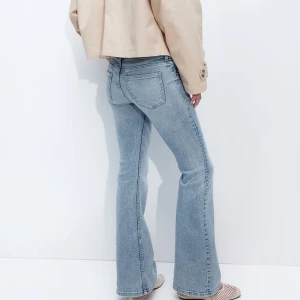 lowwaist jeans - säljer dessa virala slutsålda jeansen från hm i storlek 36. De är ganska stretchiga i materialet o de e skönt. använda ca 1-2 gånger men de är inte för mig i smaken! slutsålda hela tiden🫶🫶