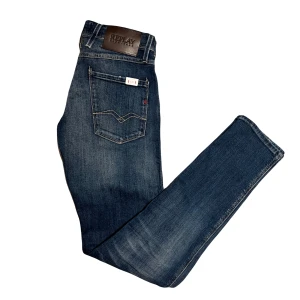 Replay Anbass - Replay anbass. W28 L32. Aldrig använda, helt nya med tags! (Skick 10/10).  Slim fit. Nypris ca 1700 kr mitt pris 599! 