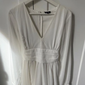 Klänning - Vit klänning som passar perfekt till student och midsommar, o självklart även andra tillfällen! Använd en gång