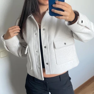 helt ny kappa - Zara kort kappa. säljer den pga att den inte matchade min klädstil. nytt skick, prislappen på, aldrig använt.  pris kan diskuteras🫶🏽