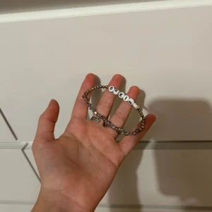 Armband, står Be kind:) - Ett stretchig armband. Som det står Be kind på.