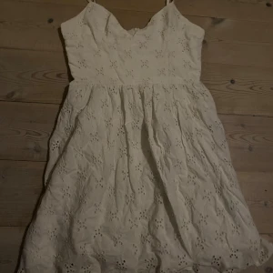 Zara klänning vit - Jättefin vit klänning med mönster från Zara i storlek S 💕💕