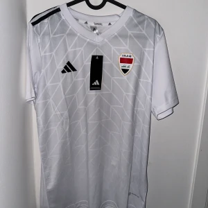 Irak 2024 fotbollströja vit helt ny  - Irak 2024 fotbollströja vit helt ny, finns inte så många av dessa men jag har 3 stycken i storlek S och alla är i nyskick kan även frakta om det behövs!