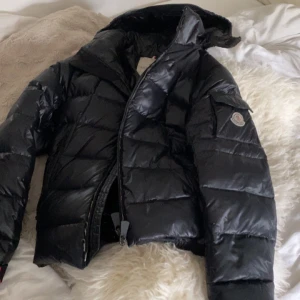 Moncler jacka  - Köptes förra vintern här på plick! Varsamt använd och i gott skick. Det finns en liten reva som knappt syns, men kan absolut skicka mer biler. Pris kan diskuteras 🙏💘