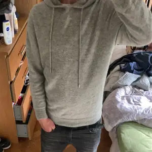 Riktigt fet Kashmir hoodie som passar sjukt bra. Storleken är S men passar även M. Lite defekter på den men som ej syns vid användning därför de låga priset. Hör av er vid frågor eller funderingar 👍✅