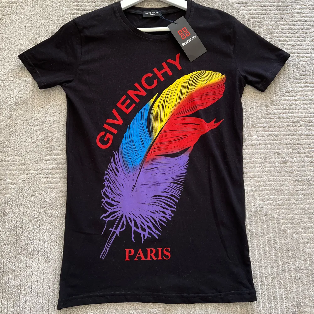 Givenchy tshirt med unik deisgn sällsynt  HELT NYTT!!   Storlek: Small (S)  Pris: 650kr. T-shirts.