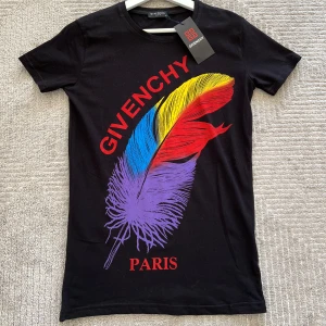 Givenchy tshirt HELT NYTT - Givenchy tshirt med unik deisgn sällsynt  HELT NYTT!!   Storlek: Small (S) 