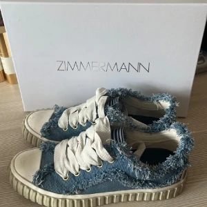 Zimmermann skor - Kollar intresset på mina så coola och unika Zimmermann skor. Knappt använda då dom är lite för små för mig, så ser inprincip helt nya ut! Nypris 4300kr, storlek 38, kom privat för fler frågor och funderingar!❤️går ner i pris vid snabb affär