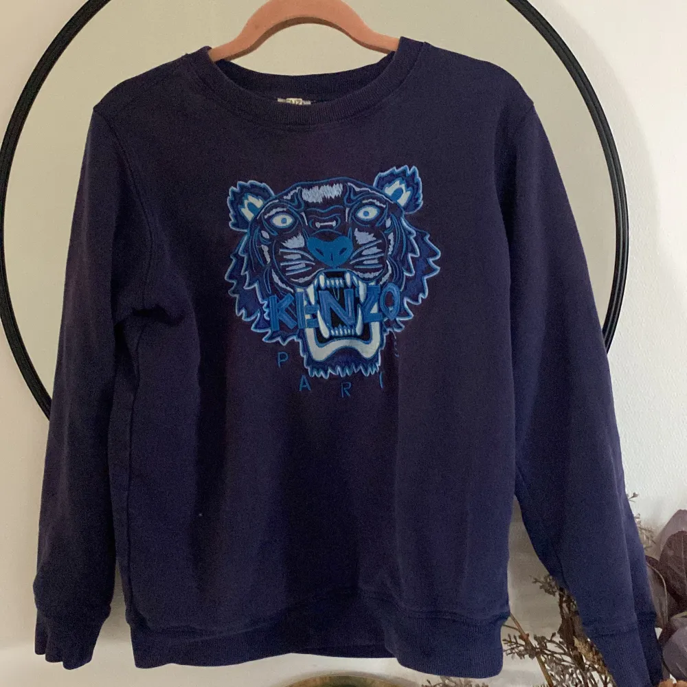 En kenzo sweatshirt storlek 14a sitter som en 165-170.. Hoodies.