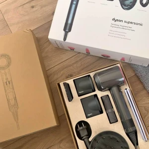 Dyson Supersonic hårfön (järn/fuchsia) - Säljer en Dyson Supersonic hårfön. Jag säljer den eftersom det var en födelsedagspresent present till min dåvarande flickvän men vi gjorde slut så den är helt oanvänd tog bara bilder på den så plasten och allt är kvar. Det är bara att höra av sig! 