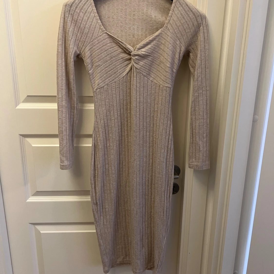 Beige stickad kläning