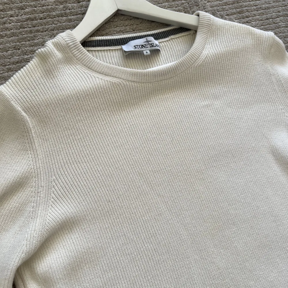 Stone Island tröja vit Utan loggan då den är borttappad men otroligt fin tröja och sälja därför billigt!! Storlek: Small Pris: 440kr. Neuleet.