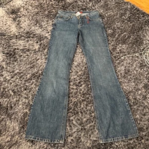 lågmidjade jeans - säljer dessa super snygga lågmidjade jeans💘💘har inga bilder med dem på eftersom dem är för stora🥲helt nya och alldrig använda💗 midjemått: 37cm innerbenslängd: 86cm💕 