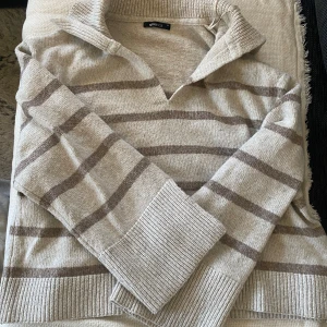 Gina tricot stickad tröja  - Knappt använd då den är för stor