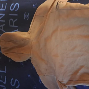 NIKE TECH  - Säljer en Nike Tech Fleece i beige, storlek M. I mycket bra skick, knappt använd! Nypris 1700 kr, nu endast 800 kr. Perfekt till hösten/vintern otroligt bekväm och stilren. Först till kvarn!  