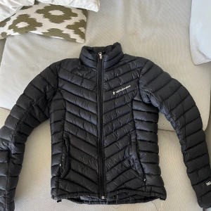 Peak performance jacka  - Så snygg peak performance jacka i storlek xs men passar mig i storlek s också. Den är i väldigt bra skick. Den sitter snyggt på.