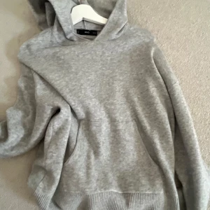 Stickad hoodie💕 - Säljer denna finstickad hoodien från mango!💕så skön o fin, köpt för 650💕