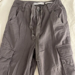 Cargobyxor - Jättefina cargobyxor från Bershka i storlek 36. Använda 2 gånger så väldigt bra skick.