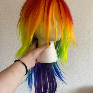 Peruk syntetisk - Fin oanvänd peruk, aldrig använd. Syntet o väldigt fin. Själv har jag ganska stort huvud men den passar mig, skjusterbar på baksidan. Kommer med hårnät