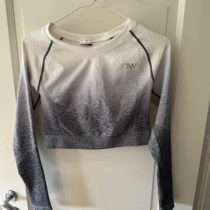 ICIW TOP - ICIW Top  Använd Max 2 gånger.  Skulle säga S-M i storleken.  Toppen skick. 