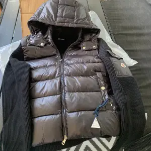 Sällsynt Moncler cardigan till salu och den är helt ny. Storleken är Size 2=M och Priset kan diskuteras vid snabb affär