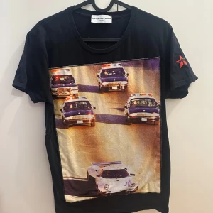 Bastille t shirt - Säljer denna t shirt från bastille i storlek M men sitter mer som S. Skick ca 8,5 av 10 och är köpt i butik för 1200. Hör av dig vid fundering👍