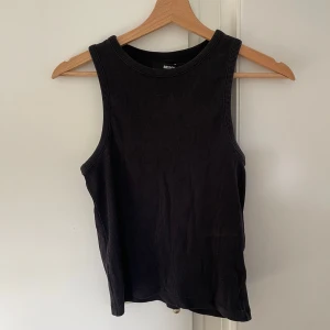 BikBok linne - Svart linne från bikbok som jag säljer pga den sitter lite stort på mig. Storlek L, Skriv om du har fler funderingar💛