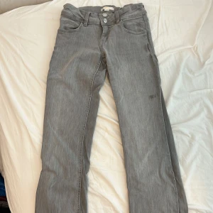 Grå jeans från Gina Tricot - Säljer ett par grå jeans från Gina Tricot Young i storlek 152. De är bootcut kommer inte till användning💕💕 skriv för frågor