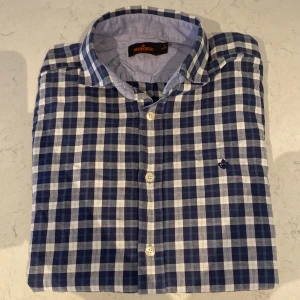 Morris Skjorta - Säljer nu denna asfeta Morris skjortan i ett superbra skick! Storleken är S men kan passa XS med. Nypris ligger på ca 1599kr❌ mitt pris endast 399kr✅ hör av dig vid minsta lilla fundering!! 😁🙃