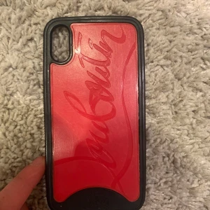 Louboutin mobil skal låda kommer inte me - Det här är ett louboutkn mobil skal i bra skick tuvär så måste jag sälja det för jag har köpt ny mobil 