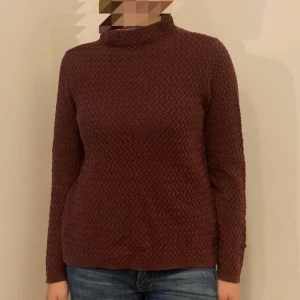 Stockholm turtleneck - Säljer denna snygga STOCKHOLM turtlenecken, den är väldigt höstig och då perfekt till hösten, katt finns i hemmet, pris går att diskutera. Hat packat undan plagget och är osäker på om det står storlek S eller M men passar mig som har S