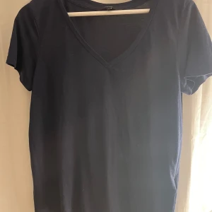 T-shirt  - Mörkblå t-shirt från vero moda