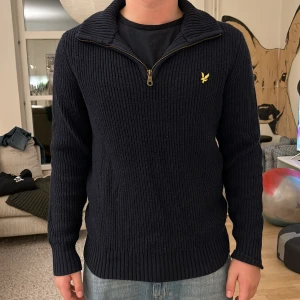  Lyle and scott halv Zip   - Marinblå perfekt för vintern Nästan helt oanvänd, storlek XS men passar definitivt S, hör av vid frågor!