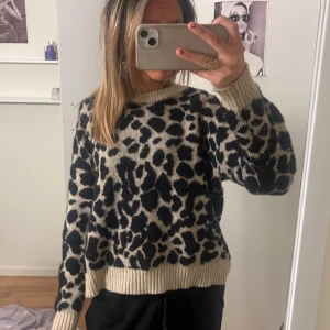 leopard stickad  - helt helt perfekt till hösten, L men passar mig som använder Xs🍁🙌🏽💕💕
