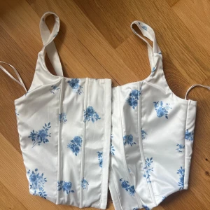 Satin linne  - Med blommor