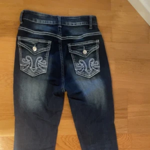 Jeans - Jätte fina jeans men dom är högmidjade och jag har inte lusten att sy ner dom så dom kommer aldrig till användning💕fick dom av en vän så vet inte så mycket om dom men jag är ca 160 lång och dom är för långa för mej