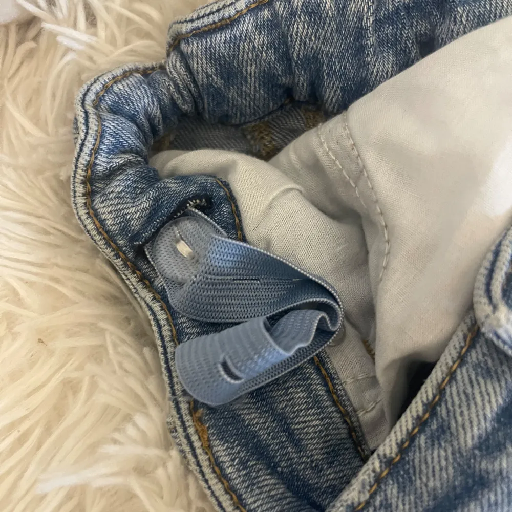 Sjukt snygga lågmdijade håliga bootcut jeans! Mina favorit jeans som passar perfekt till varje outfit och är jätte bra att ha till hösten! Midjemåttet är 36/37 cm med en justerbar midja så går att göra mindre och större om man vill. Längden 81 cm. ❤️❤️. Farkut & Housut.