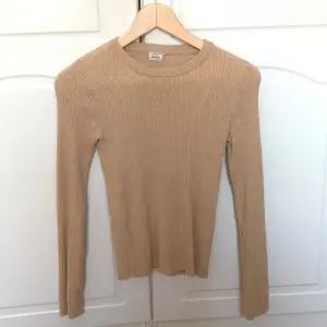 Beige-brun långärmad o ribbad tröja🤍 Knappt använd alls! Köpt på Zalando 🤍Kontakta för frågor eller fler bilder🤍